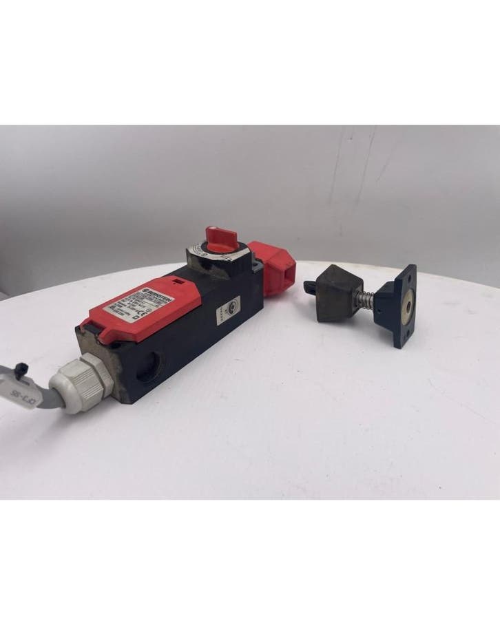 BERNSTEIN Schakelaar SLK-FVTU24-230MC-22-ERRX, Articles professionnels, Machines & Construction | Travail du bois, Envoi