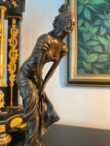 Beeld, Statuetta in Bronzo Giovane donna - 24.8 cm -