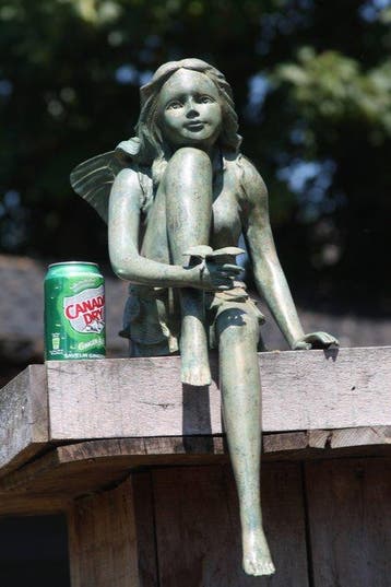 Sculpture, groot formaat huis of tuinbeeld van een fairy met