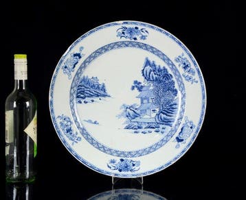 Een grote Chinese blauw-witte River and pagoda schotel,, Antiek en Kunst