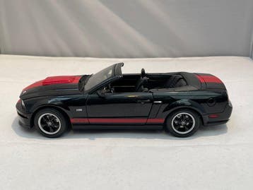 Shelby Collectibles 1:18 - Modelauto - Ford Shelby GT 2008 -, Nieuw