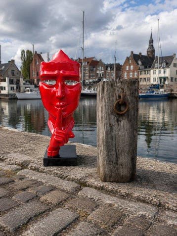 Beeld, artistic Statue head on block  THE SILENCE  102
