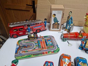 Paya - Assortiment de jouets en tôle à remontoir, mécanisme