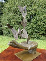 Beeld, Bronzen Sculptuur: Hand met Vlinders – Symbool van, Antiek en Kunst