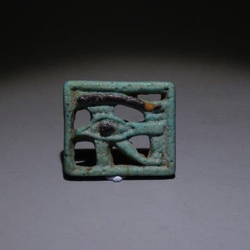 Oud-Egyptisch Faience Fijn Horus-oog, Wedjat. 2,2 cm L.