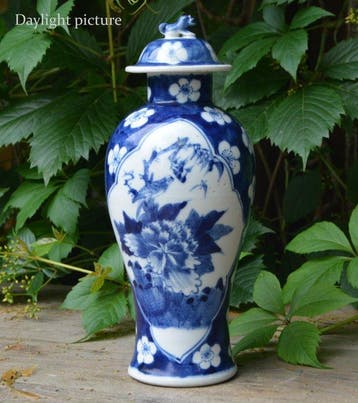 Een grote Chinese blauw-witte vaas met Bird and peony en