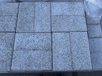Veiling - 11 M2 Betontegel Grijs Met Facet 20x10x8 Cm, Nieuw
