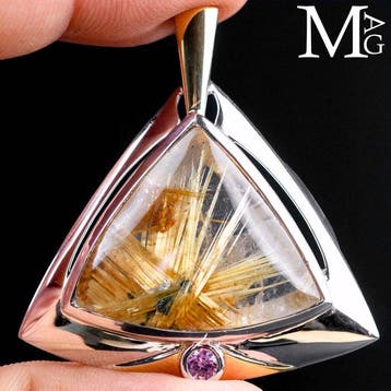 Zilveren en gouden hanger met gouden rutielkwarts, roze