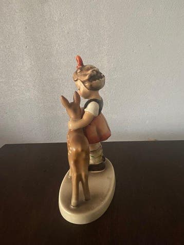 Beeldje - Meisje met hertje - Porselein