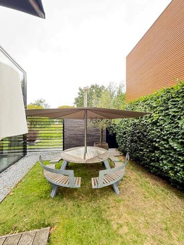 Extremis Gargantua tuintafel picknicktafel + Inumbra parasol, Zo goed als nieuw, Rond, Aluminium