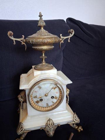 Pendule - in onyx en verguld brons – beweging gesigneerd