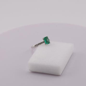 Verlovingsring - 18 karaat Witgoud - 0.89ct. tw. Smaragd -