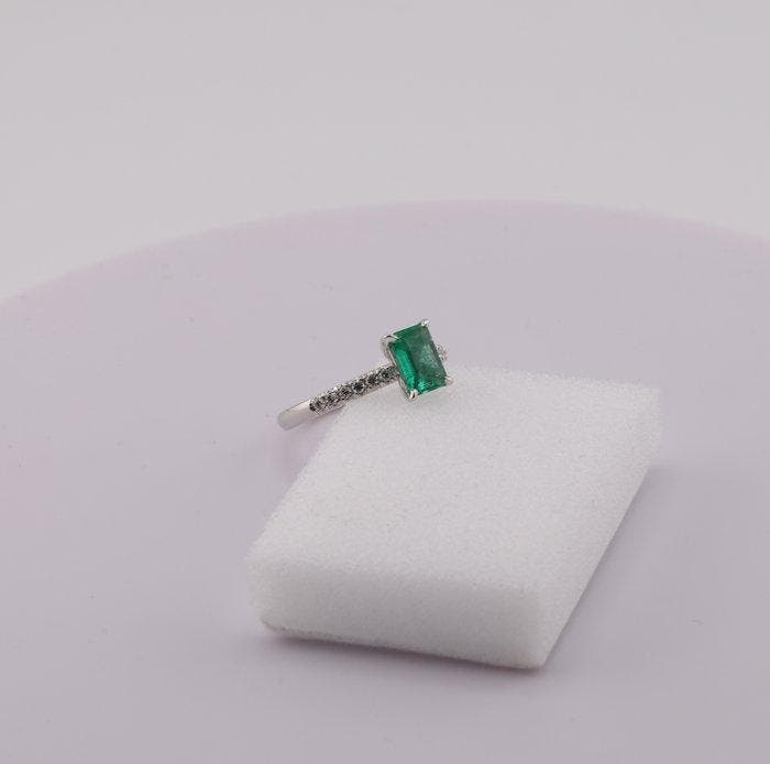 Verlovingsring - 18 karaat Witgoud - 0.89ct. tw. Smaragd -, Bijoux, Sacs & Beauté, Bijoux anciens