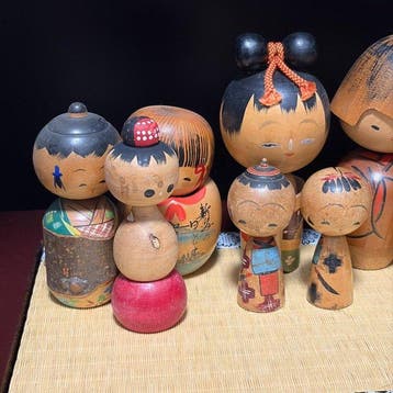 Set van 13 kleine vintage Japanse sosaku-kokeshi-poppen -