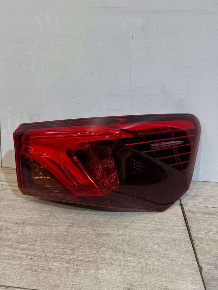 Toyota Avensis T27 achterlicht rechts, Autos : Pièces & Accessoires, Éclairage, Envoi