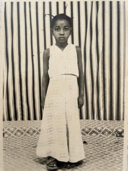 Malick Sidibé (1935–2016) - Petite fille au Studio Malick -, Antiquités & Art, Art | Objets design