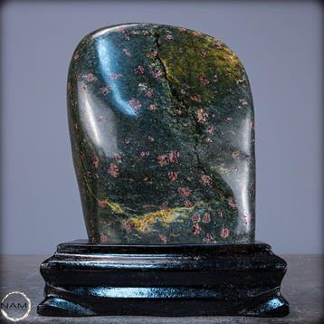 Zeldzame natuurlijke almandijn-garnet in serpentijn Vrije