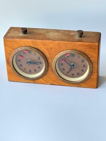 Klok - Pendule d’échecs mécanique vintage en bois massif -, Antiek en Kunst
