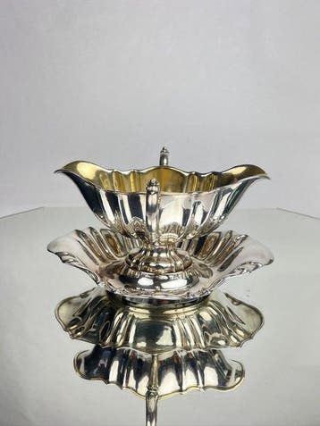 Bruckmann & Sohne - Saucière - Corps à bords scallopés,, Antiek en Kunst