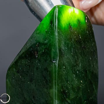 Majestueuze jade-nephriet vrijvorm – Symbool van reinheid en