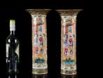 Een paar grote Chinese Rose Mandarin vergulde mouwvazen -