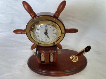 Objets maritimes - Horloge de bureau vintage en forme de