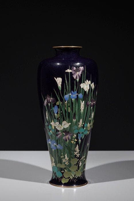 Vase - Émail, Un vase cloisonné élégant représentant une, Antiquités & Art, Antiquités | Autres Antiquités