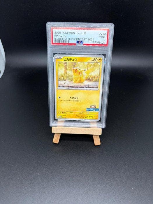 Pokémon - 1 Graded card - Pikachu 242 SV P PSA 9 - 2025, Hobby en Vrije tijd, Verzamelkaartspellen | Pokémon