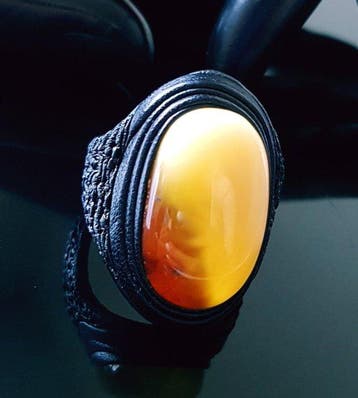 Unieke vintage leren ring met natuurlijke butterscotch