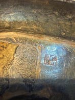 Een ovaal zilveren zoutvat en een mosterdvat met blauw