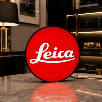 Leica collection - enseigne lumineuse avec logo - exposition