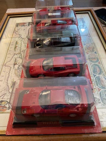 Ferrari 1:43 - Model sportwagen (5) - Ferrari F40; Ferrari, Nieuw