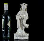 Een grote Chinese blanc-de-Chine monochrome Guanyin-figuur