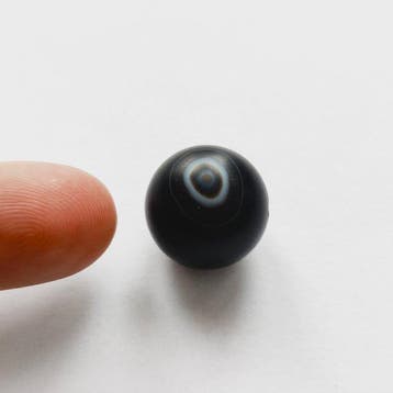 Oud-Tibetaans Gestreepte agaat Ball Bead Talisman met, Antiek en Kunst