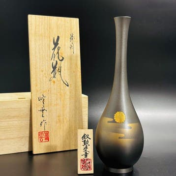 Vase - Fonte en bronze, accents en laque dorée et fond à