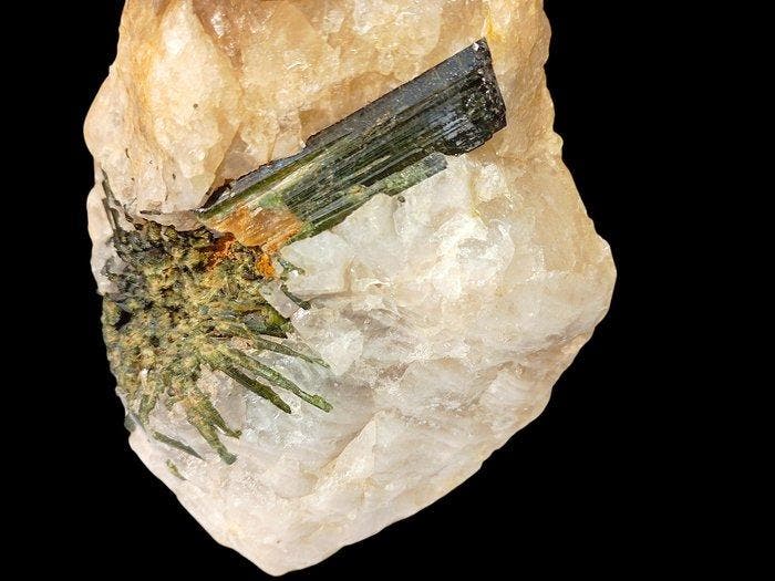 groene tourmalijn Bronzen paardenbeeld - Hoogte: 19 cm -, Verzamelen, Mineralen en Fossielen