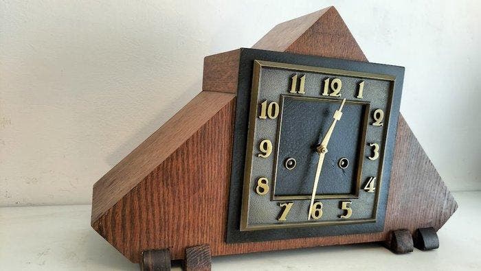 Horloge de l’école d’Amsterdam - Art déco chêne-laiton -, Antiek en Kunst, Antiek | Klokken