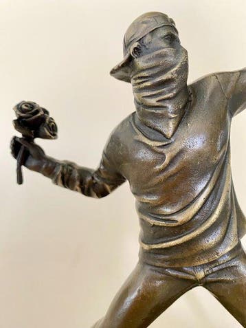 After Banksy - Beeld, Rose thrower - 27 cm - Brons, Marmer