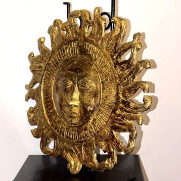 Abdoulaye Derme - sculptuur, Soleil anthropomorphe doré –