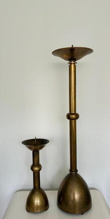 Deux grands chandeliers de sol en laiton, lourds, pour