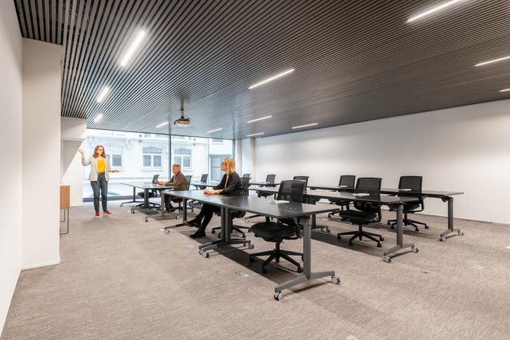 Kantoorruimte voor 5 in Manhattan Meeting Center, Zakelijke goederen, Bedrijfs Onroerend goed