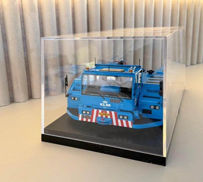 1:32 - Model vrachtwagen - KLM AM500 pushbacktruck, Hobby & Loisirs créatifs, Voitures miniatures | 1:5 à 1:12