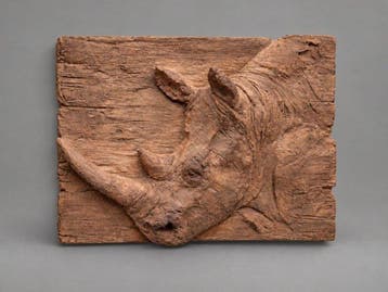 Reliëf, Neushoorn – expressief sculpturaal - 53.5 cm -
