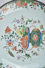 Bord - A CHINESE FAMILLE VERTE DISH DECORATED WITH FLOWERS, Antiek en Kunst