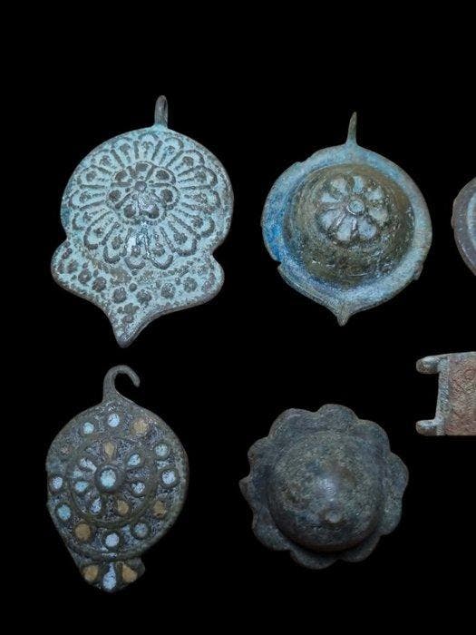 Byzantine to Medieval Brons Lot of 7 Rare Empire Buckel, Antiek en Kunst, Antiek | Overige Antiek