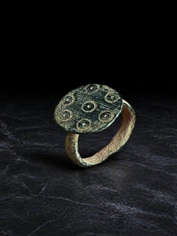 Byzantijns Brons Ring met ring- en stipdecoratie, 6e tot 8e