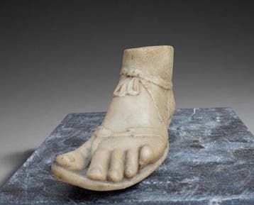 Figure - Pied en style grec/romain en marbre de Carrare