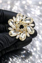 Broche florale exquise avec des cristaux Swarovski et plaqué