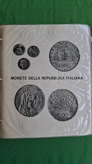 Italië. Lotto di 300 monete inserite in album Edizioni, Postzegels en Munten