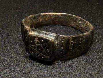 Middeleeuwen, kruisvaardersperiode Brons Belangrijke ring